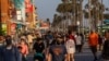 California ပြည်နယ် Los Angeles မြို့ရှိ Venice ကမ်းခြေမှာ တွေ့ရတဲ့ လူတချို့။ (မေ ၂၃၊ ၂၀၂၀) 