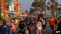 California ပြည်နယ် Los Angeles မြို့ရှိ Venice ကမ်းခြေမှာ တွေ့ရတဲ့ လူတချို့။ (မေ ၂၃၊ ၂၀၂၀) 