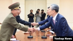 지난 8월 25일 한국측 대표인 김관진 국가안보실장과 홍용표 통일부 장관, 북측 대표인 김양건 당 비서와 황병서 군 총정치국장(오른쪽부터)이 판문점에서 '무박4일' 마라톤 협상을 마치고 악수하고 있다.