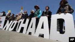 Para pengunjuk rasa memegang tulisan "NO THAAD" dalam aksi protes dekat Kedutaan AS di Seoul, Korea Selatan, menentang rencana pemasangan sistem anti-misil Amerika Terminal High Altitude Defense (THAAD), 26 April 2017.