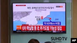 韩国电视画面显示朝鲜导弹发射