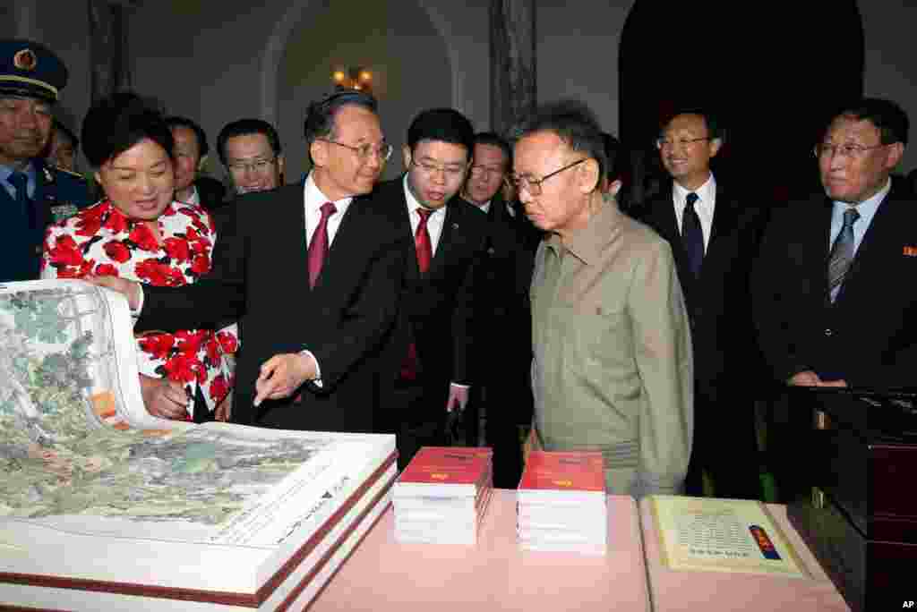 2009年10月5日,在平壤国宾馆,中国国务院总理温家宝向朝鲜领导人金正日介绍中方赠送的礼品。这是18年来中国总理第一次访问朝鲜。温家宝此行还凭吊所谓的中国人民志愿军烈士陵园,给毛岸英墓献花。