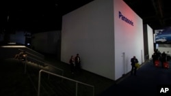 The central hall at the Las Vegas Convention Center is evacuated after a power outage during CES International in Las Vegas, Jan. 10, 2018. 