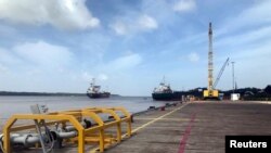Navios com mantimentos para uma plataforma petrolífera offshore operada pela Exxon Mobil, rio Demerara, sul de Georgetown