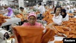 Para pekerja di pabrik garmen di Cakung, Jakarta. (Foto: Dok)