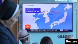 Orang-orang menyaksikan berita tentang peluncuran rudal balistik Korea Utara di Seoul, Korea Selatan, 14 Mei 2017 (foto: Kim Do-hoon/Yonhap via REUTERS)