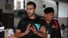 Hakeem Al Araibi, mantain pemain timnas Bahrain, yang kini masih ditahan oleh pihak berwajib Thailand, tiba di pengadilan Bangkok, Thailand Selasa (11/12). 