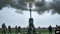 2023年1月9日，烏克蘭士兵在烏克蘭赫爾鬆地區以美國提供的M777榴彈砲向俄羅斯陣地開火。 (美聯社照片)
