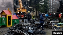 Petugas tanggap darurat tampak bekerja di lokasi jatuhnya helikopter di Brovary, di luar Kota Kyiv, Ukraina, pada 18 Januari 2023. (Foto: Reuters/Valentyn Ogirenko)