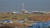 Rig pengeboran ladang minyak Kingfisher di Uganda barat Selasa, 24 Januari 2023. Presiden COP28 Sultan al-Jaber mengatakan pada Senin (2/10) bahwa lebih dari 20 perusahaan minyak dan gas mendukung seruannya untuk memangkas produksi emisi karbon. (AP/Hajarah Nalwadda)
