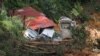 Sejumlah kendaraan dan reruntuhan bangunan terlihat di lokasi longsor di area perkemahan di Batang Kali, Selangor, Malaysia, pada 17 Desember 2022. (Foto: Reuters/Hasnoor Hussain)
