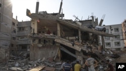 Warga Palestina memeriksa rumah mereka yang terkena serangan udara Israel di Kota Gaza, Senin, 8 Agustus 2022. Gencatan senjata antara Israel dan militan Palestina telah berlaku Minggu malam. (AP/Fatimah Shbair)