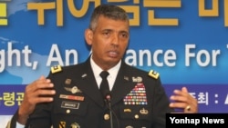 빈센트 브룩스 미한연합사령관이 지난 4일 서울에서 육군협회 주최로 열린 강연에서 "앞으로 8~10개월 안에 사드(고고도 미사일방어체계) 포대가 한국에 전개될 것"이라고 밝히고 있다.
