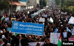 Pegawai UNRWA ketika memprotes keputusan AS memotong bantuan mereka, di Gaza City, 29 Januari 2018.