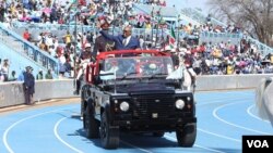 UMongameli wakwele Botswana uveza ukuthakazelela uzibuse enkundleni yemidlalo eGaborrone. (Photo: Mqondisi Dube)