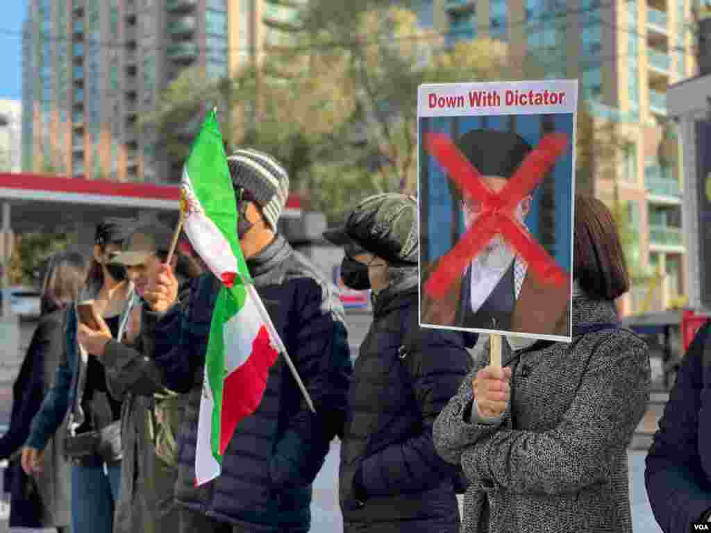 تجمع گروهی از ایرانیان در قالب زنجیره انسانی طولانی در شهر تورنتوی کانادا برای همراهی با معترضان در ایران.