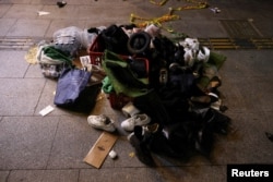 Barang-barang milik korban tampak di lokasi insiden desak-desakan saat perayaan Halloween di Seoul, Korea Selatan, 30 Oktober 2022. (Foto: Kim Hong-ji/Reuters)