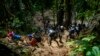 Migrantes, en su mayoría venezolanos, caminan a través del peligroso Tapón del Darién, desde Colombia a Panamá en ruta hacia Estados Unidos, el 15 de octubre de 2022.