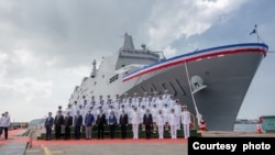 台灣總統蔡英文9月30日上午前往高雄主持“玉山軍艦交艦典禮”。
