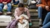 Seorang prempuan dan kucing peliharaannya berlindung di sebuah stasiun kereta bawah tanah di Kyiv menyusul serangan rudal yang dilakukan Rusia di kota tersebut, pada 11 Oktober 2022. (Foto: Reuters/Viacheslav Ratynskyi)
