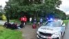 Polisi Ceko melakukan pemeriksaan acak di dekat perbatasan Ceko-Slovakia dan di jalan-jalan ramai di bagian pedalaman Republik Ceko. Polisi menahan 22 migran ilegal di Rohatec, Republik Ceko, 15 September 2022. (CTK via AP/Vaclav Salek)