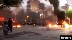 Aksi protes atas kematian Mahsa Amini yang berakhir dengan bentrokan antara demonstran dan pasukan keamanan di Javanrud, Iran (foto: dok). 