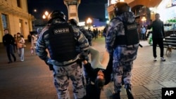 Polisi anti huru hara Rusia menahan seorang demonstran dalam aksi protes terhadap kebijakan untuk memobilisasi pasukan cadangan, di Moskow, Rusia (foto: dok). 