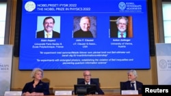 Anggota Komite Nobel untuk Fisika, Hans Ellegren, Eva Olsson dan Thors Hans Hansson, mengumumkan pemenang Nobel Fisika 2022 dalam konferensi pers di Stockholm, Swedia, 4 Oktober 2022. (Kantor Berita TT/ Jonas Ekstromer via REUTERS)