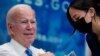 Presiden Joe Biden mendapatkan booster COVID-19 dari seorang anggota unit medis Gedung Putih dalam sebuah acara di South Court Auditorium di Gedung Putih, Washington, D.C., Selasa, 25 Oktober 2022. (AP/Evan Vucci)