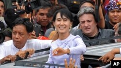 緬甸民主派領導人昂山素姬4月2日在仰光的全國民主聯盟總部，向記者和支持者發表講話後，向支持者揮手致意