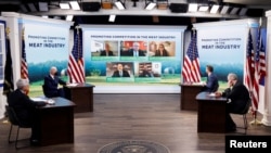 Presiden AS Joe Biden, Menteri Pertanian Tom Vilsack dan Jaksa Agung Merrick Garland menghadiri pertemuan virtual dengan para petani dan peternak AS untuk membahas pasokan daging, di Gedung Putih, Washington, pada 3 Januari 2022. (Foto: Reuters/Jonathan Ernst) 
