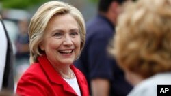 Kandidat calon presiden Partai Demokrat AS Hillary Clinton menyapa pendukungnya di New Hampshire (4/7). (AP/Robert F. Bukaty)