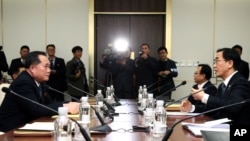 조명균(오른쪽) 남북 고위급회담 한국측 대표와 리선권(왼쪽) 북측 대표가 지난 9일 판문점 평화의집에서 대화하고 있다.