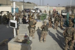 Anggota militer Inggris dan AS saat melakukan evakuasi di Kabul, Afghanistan pada Jumat, 20 Agustus 2021. (Kementerian Pertahanan AS via AP)
