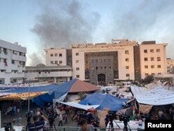 Asap mengepul saat pengungsi Palestina berlindung di Rumah Sakit Al Shifa, di tengah konflik yang sedang berlangsung antara Hamas dan Israel, di Kota Gaza. (Foto: Reuters)