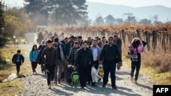 Para pengungsi Suriah memasuki perbatasan Yunani-Macedonia dekat kota Gevgelija bulan lalu (foto: dok).