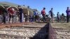 นักท่องเที่ยวปั่นจักรยานบนทางรถไฟร้างในรัฐมิสซูรี่