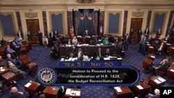 Gambar dari video yang dirilis C-SPAN2 menunjukkan situasi pemungutan suara terakhir, dengan pemberian suara oleh Wakil Presiden Mike Pence. Pemungutan suara prosedural ini untuk memulai pembahasan pembatalan undang-undang perawatan kesehatan Obama, 25 Juli 2017, di lantai Senat di Capitol Hill di Washington.