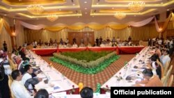 နေပြည်တော်မှာ ကျင်းပတဲ့ နိုင်ငံတော်အတိုင်ပင်ခံပုဂ္ဂိုလ် ဦးဆောင်တဲ့ ငြိမ်းချမ်းရေး ဆွေးနွေးပွဲ။ (မေ ၂၇၊ ၂၀၁၆)
