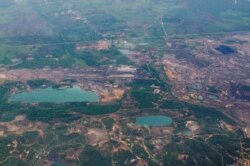 Pemandangan dari udara bekas tambang di Kalimantan Timur, 18 November 2015. (Foto: Antara via Reuters)