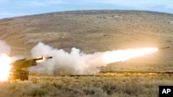 트럭 기반 로켓발사대인 미국 록히드 마틴사의 고속기동포병로켓시스템(HIMARS).