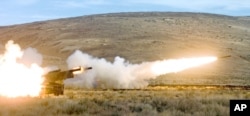 트럭 기반 로켓발사대인 미국 록히드 마틴사의 고속기동포병로켓시스템(HIMARS).