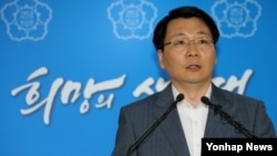 4일 정부서울청사에서 김형석 한국 통일부 대변인이 오는 6일 개성공단 관련 남북당국간 실무회담을 공식 제의하고 있다.