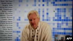 Pendiri WikiLeaks Julian Assange berbicara dalam sebuah konferensi antara London dan Washington, April 2013.