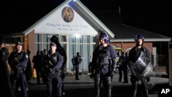 Petugas keamanan berjaga di luar gereja Ortodoks Asiria di Sydney, Australia, pada Senin, 15 April 2024. (Foto: AP)
