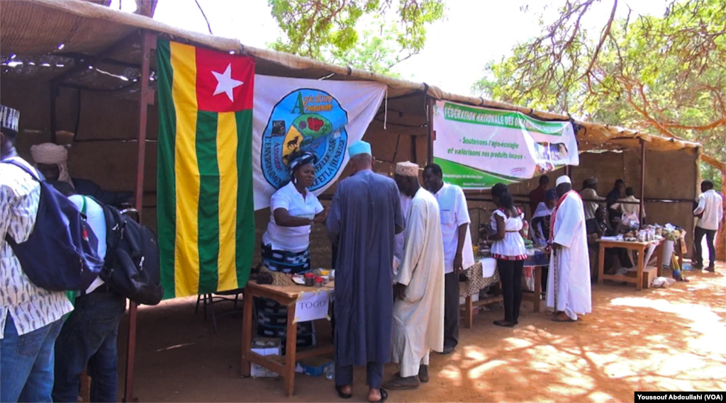 Jama' a da dama suka halarci taron baje kolin irin noma na gargajiya a Yamai babban birnin Jamhuriyar Nijar, ranar Lahadi 8 ga watan Afrilu, 2018. 