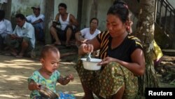 ရခိုင်ပြည်နယ်အတွင်း ဖြစ်ပွားခဲ့သောစစ်ပွဲများကြောင့် ထွက်ပြေးတိမ်းရှောင်ခဲ့ကြသော ရခိုင်ဒုက္ခသည်အမျိုးသမီးနဲ့ ကလေးငယ်တဦးကို တွေ့ရ။ (အောက်တိုဘာ ၁၅၊၂၀၁၆)