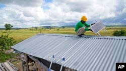 Antonius Makambombu, seorang pekerja dari Sumba Sustainable Solutions, sedang memperbaiki panel surya milik seorang pelanggan di Desa Laindeha, Pulau Sumba, Indonesia, 22 Maret 2023. (Foto: Dita Alangkara/AP)