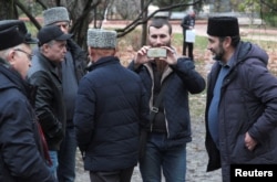 Para warga, termasuk dari kelompok etnis Tatar di Krimea, berkumpul dekat gedung pengadilan menunggu kedatangan kru kapal AL Ukraina yang disita dinas keamanan Rusia, FSB, di Simferopol, Krimea, 27 November 2018.