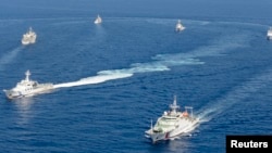 在有爭議的尖閣諸島（中國稱釣魚島）附近的中國海警船與日本海岸警衛隊船隻。（2013年9月10日）